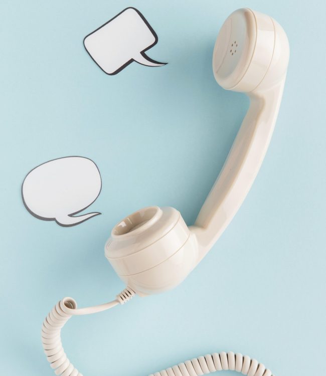 flat-lay-retro-telephone-receiver-with-chat-bubbles